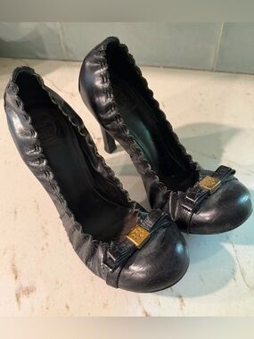 Tory Burch Romy  Black Leather Scalloped Pump with Gold Logo Accent Size 9